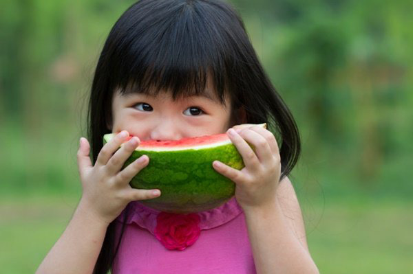 Bé gái 5 tuổi nhập viện vì miếng dưa hấu để trong tủ lạnh, khuyến cáo 4 loại hoa quả càng bảo quản lâu càng mất vị, biến chất rất nhanh - Ảnh 1.