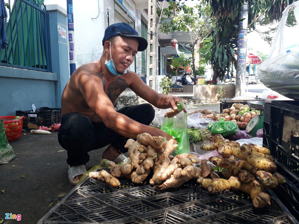 Sạp rau anh Minh, ai đeo khẩu trang hở mũi không thêm hành ngò