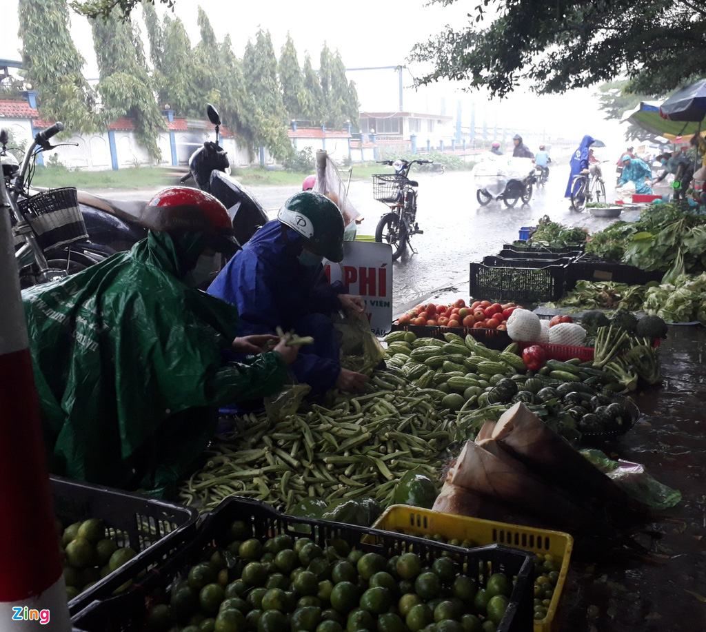 Sạp rau anh Minh, ai đeo khẩu trang hở mũi không thêm hành ngò