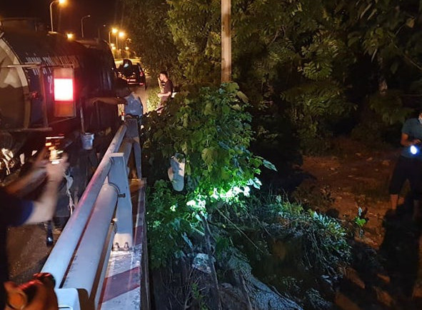 Đổ chất thải xây dựng trái phép, hai người đàn ông bị khởi tố - Ảnh 2. Đổ chất thải xây dựng trái phép, hai người đàn ông bị khởi tố - Ảnh 2.