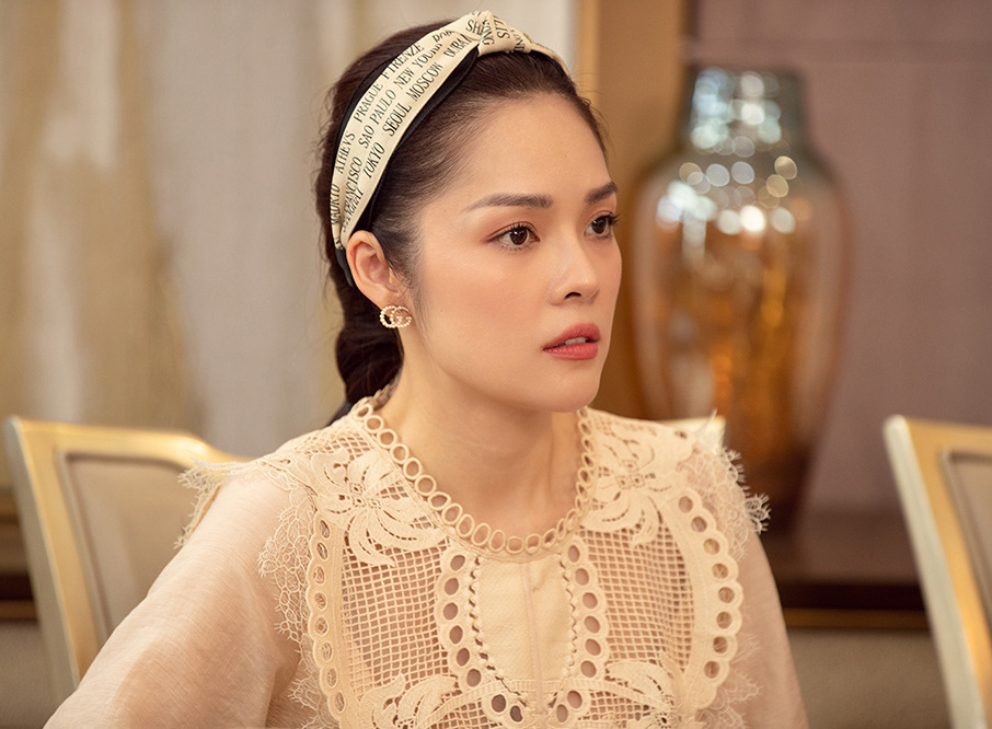 Á hậu điện ảnh Dương Cẩm Lynh bất ngờ tiết lộ lý do đem cả “núi' trang phục đi đóng phim
