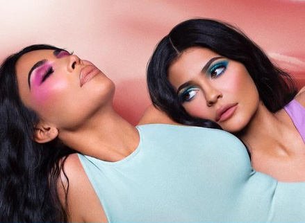 Kim Kardashian, Kylie Jenner bị chế nhạo vì chỉnh ảnh đến biến dạng