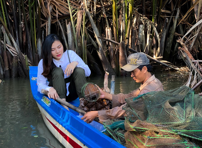 Vân Trang nuốt nước mắt khi chứng kiến cảnh gia đình nghèo phải sống tạm bợ dưới gầm cầu