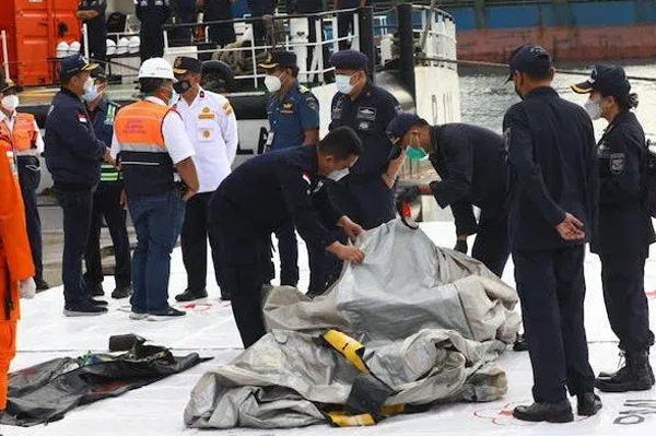 Công bố hình ảnh đã tìm thấy thi thể và mảnh vợ của máy bay chở 62 hành khách mất liên lạc ngày 9/1 - Ảnh 3.