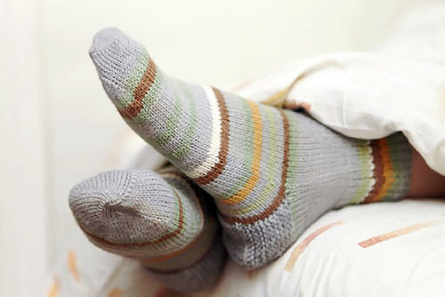 به نظر می رسد که عادت پوشیدن جوراب خواب در فصل سرما به اندازه تصور شما مضر نیست - عکس 1.
