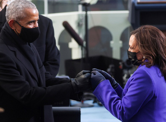 Khoảnh khắc biểu tượng khi ông Obama cụng tay với bà Harris
