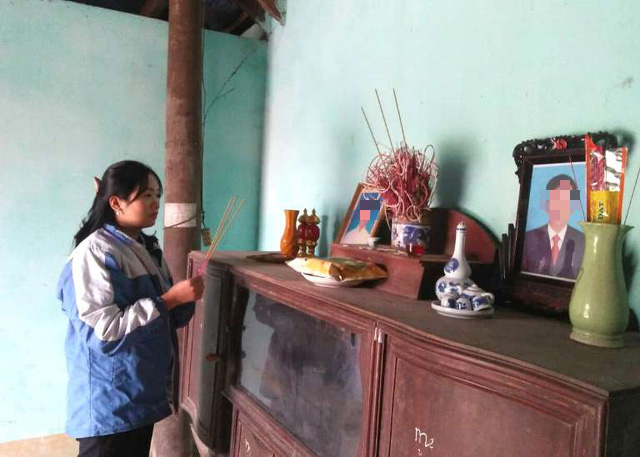 Bàn thờ bố mẹ nữ sinh Hai tại xã Dân Chủ, huyện Hoành Bồ (Quảng Ninh) khô quạnh, trống vắng. Ảnh: Đ.Tùy
