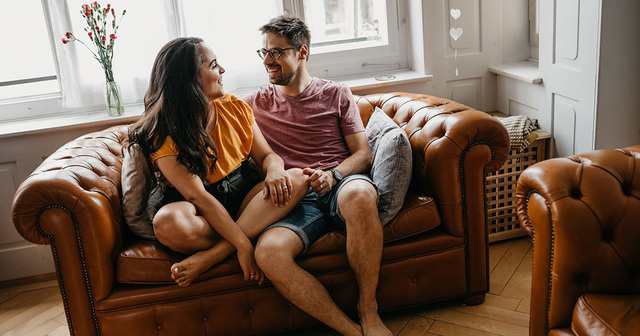 Những điều bạn không nên làm khi đã kết hôn hoặc có bạn gái - Ảnh 1.
