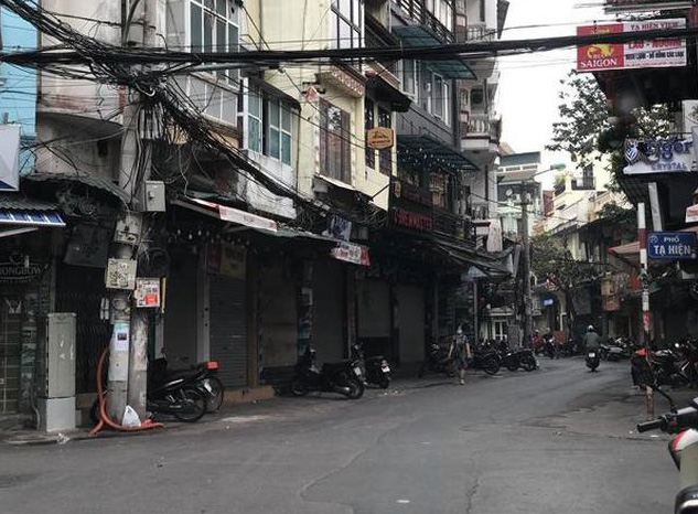 Hàng quán phố cổ Hà Nội nghỉ Tết kéo dài, khách sạn rao bán la liệt bằng tờ rơi