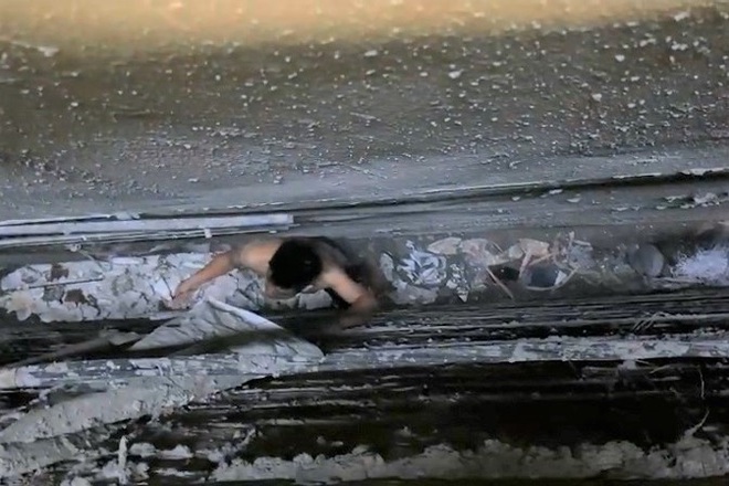 Hé lộ nguyên nhân "gây sốc" vụ người đàn ông "bỗng dưng" mắc kẹt giữa khe tường - Ảnh 2.