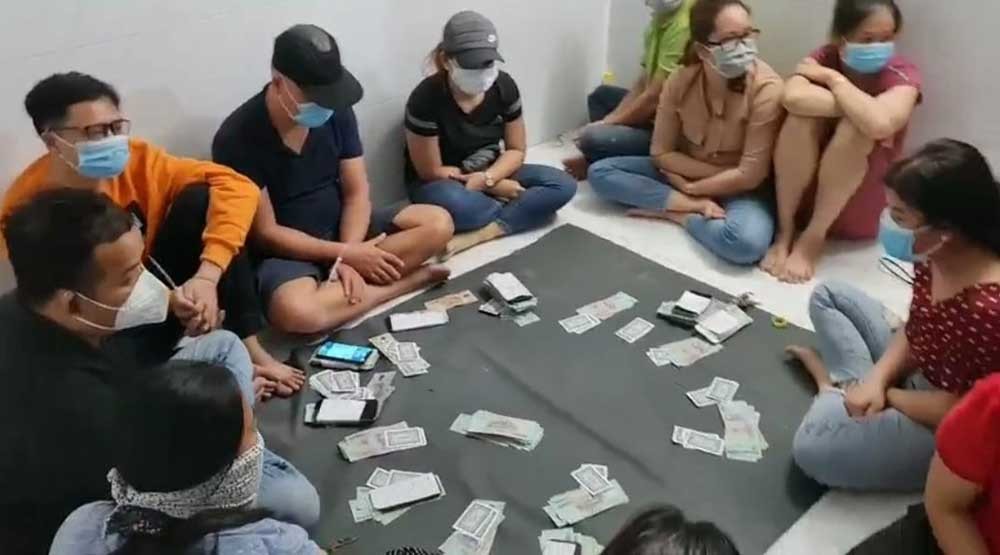 Ph&aacute; s&ograve;ng bạc tiền tỷ ở TP.HCM hoạt động giữa m&ugrave;a dịch - Ảnh 1.