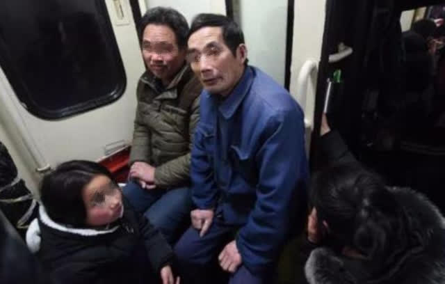 Thấy người đàn ông bế bé gái vào nhà vệ sinh mãi không ra, nhân viên tàu kiểm tra thì bắt gặp ngay cảnh tượng kinh hoàng - Ảnh 1.