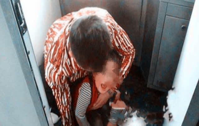 Thấy người đàn ông bế bé gái vào nhà vệ sinh mãi không ra, nhân viên tàu kiểm tra thì bắt gặp ngay cảnh tượng kinh hoàng - Ảnh 3.