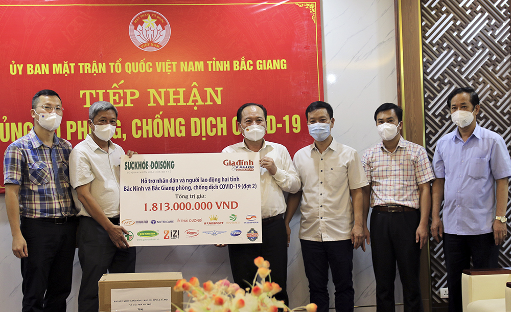 Thứ trưởng Bộ Y tế Nguyễn Trường Sơn (thứ hai từ trái sang) cùng đại diện Báo Sức khỏe&Đời sống trao tặng hỗ trợ cho Mặt trận Tổ quốc tỉnh Bắc Giang.