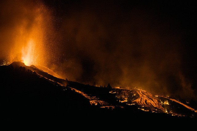 Du khách thích thú chiêm ngưỡng núi lửa phun trào ở Tây Ban Nha, người dân xót xa vì mất nhà - Ảnh 6.