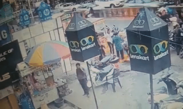 Đang đứng mua đồ ăn, 4 người gặp tai nạn thảm khốc vì bị dây điện cao thế rơi trúng người rồi phát nổ