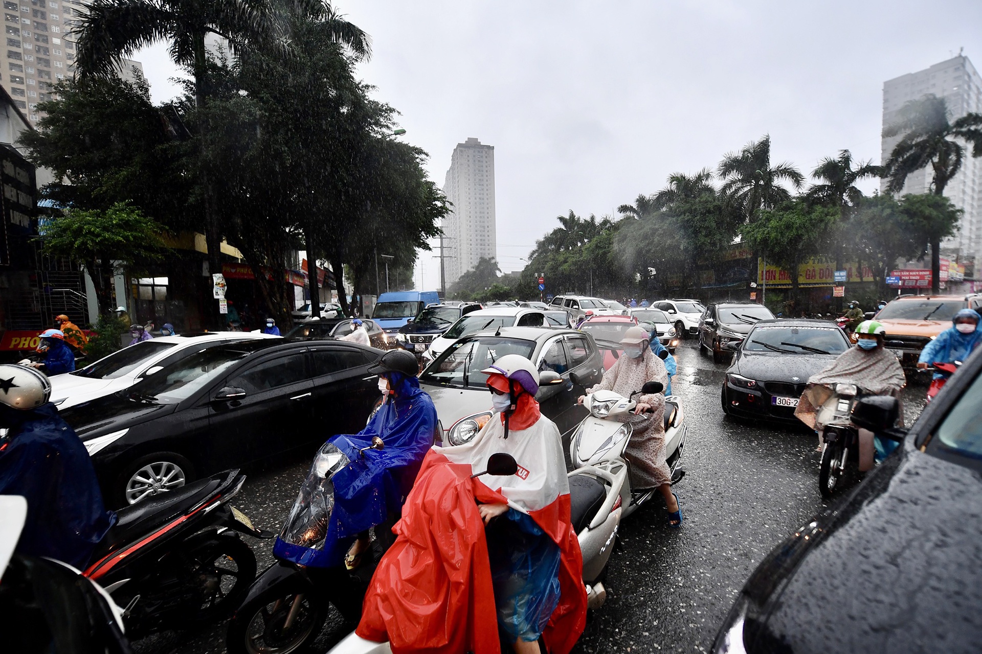 Đường phố Hà Nội kẹt cứng trong trận mưa sáng đầu tuần - Ảnh 2.