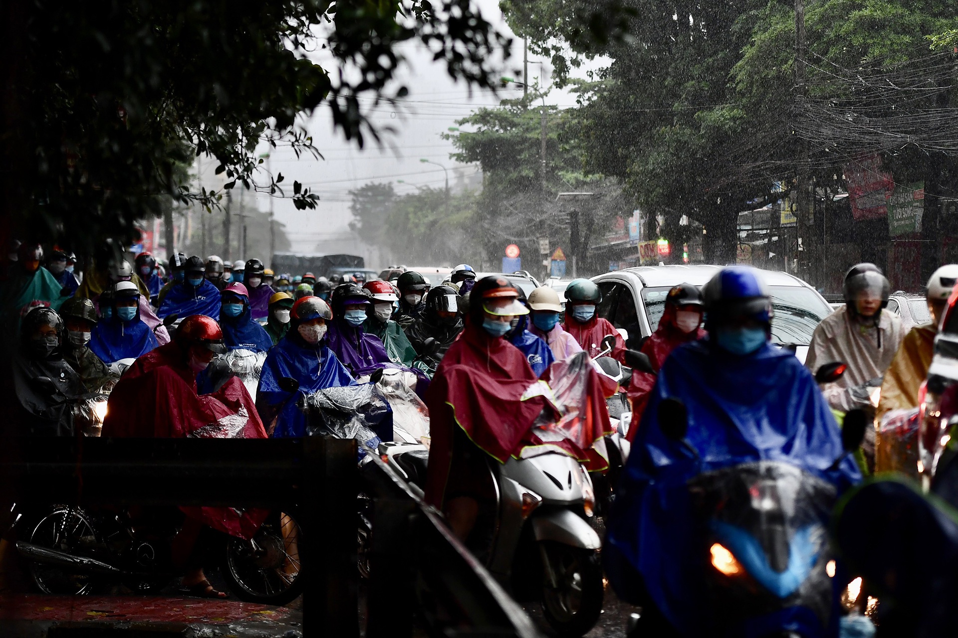 Đường phố Hà Nội kẹt cứng trong trận mưa sáng đầu tuần - Ảnh 3.
