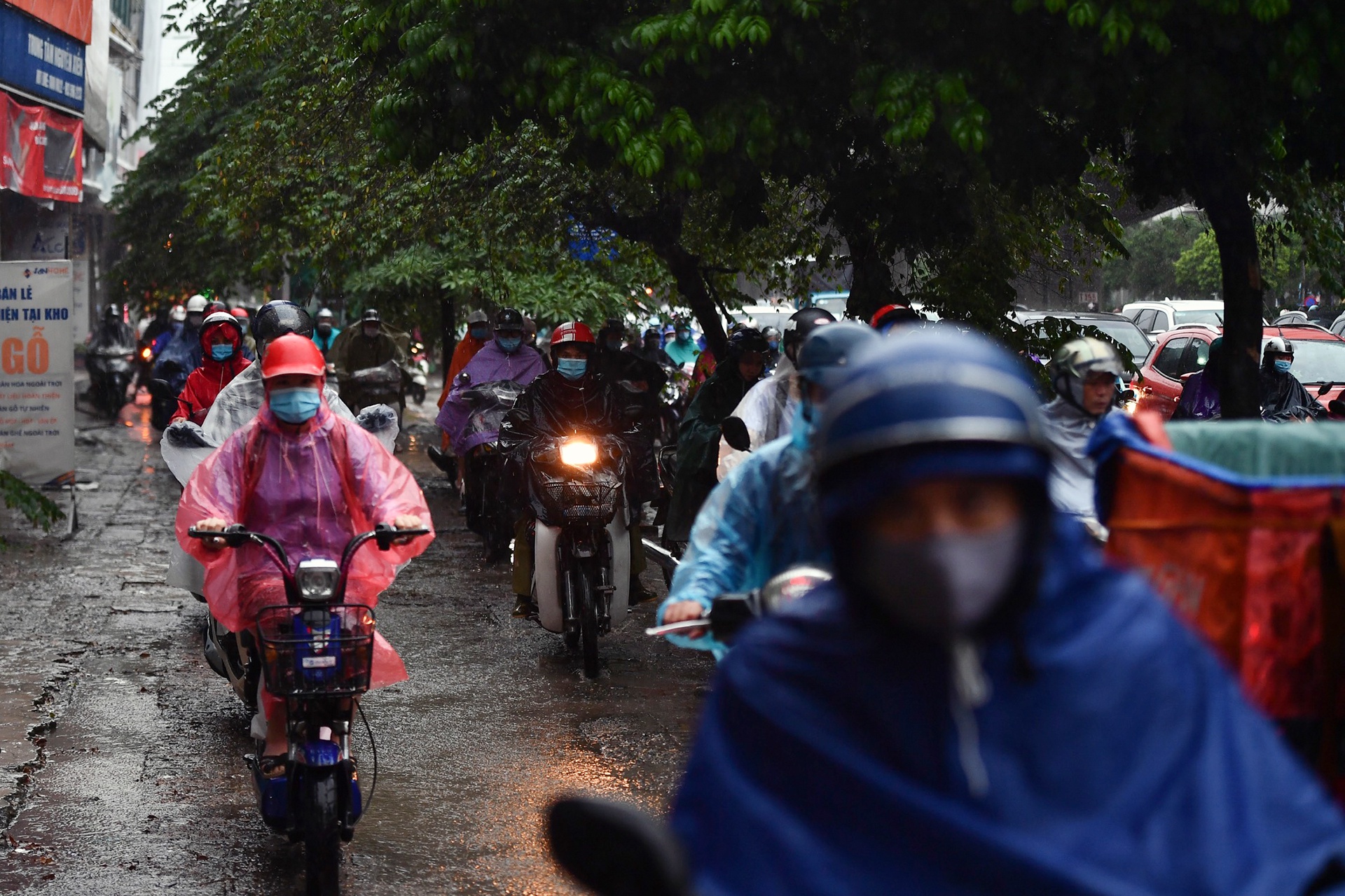 Đường phố Hà Nội kẹt cứng trong trận mưa sáng đầu tuần - Ảnh 5.