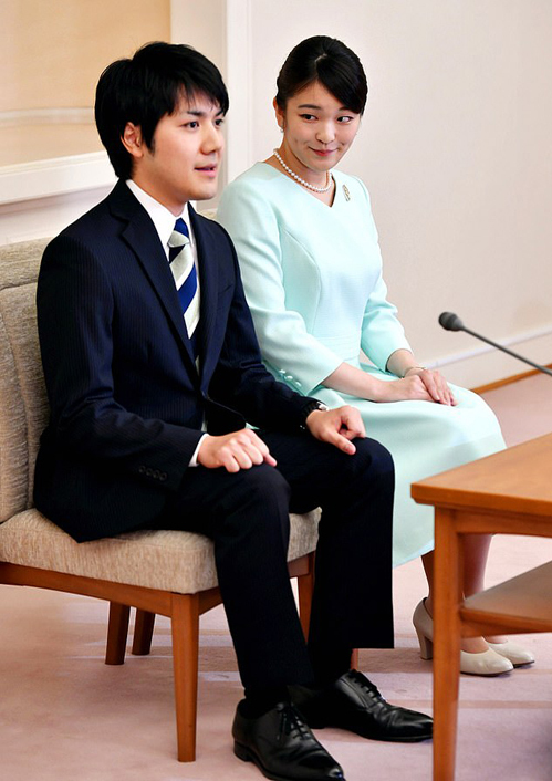 Bê bối liên tiếp bủa vây gia đình hôn phu Công chúa Nhật Bản - Ảnh 3.