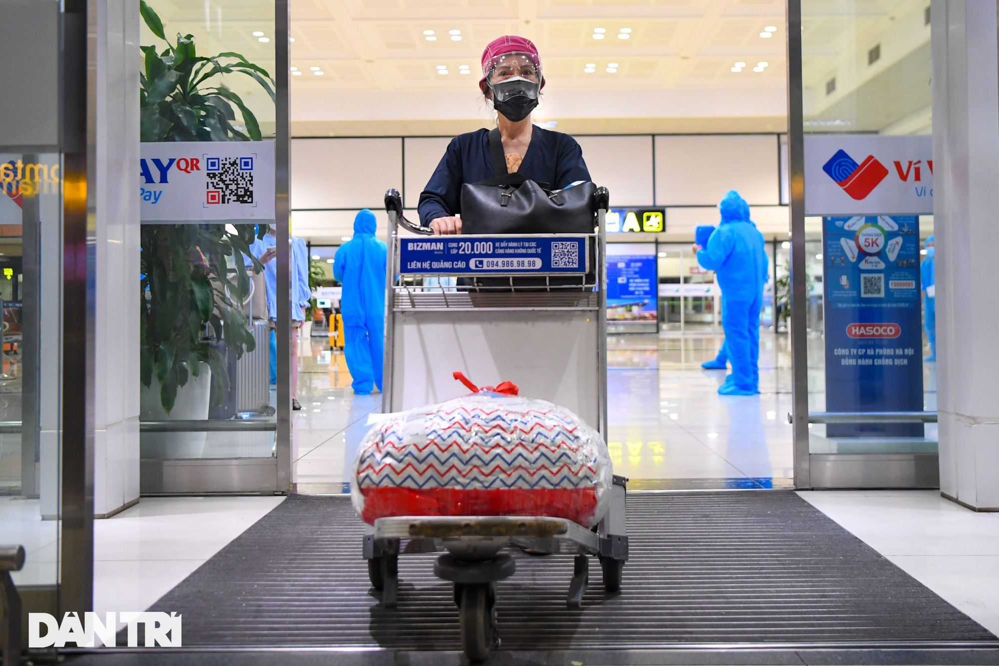 Hành khách vui mừng, hủy đặt phòng cách ly sau chuyến bay TPHCM về Hà Nội - Ảnh 9.