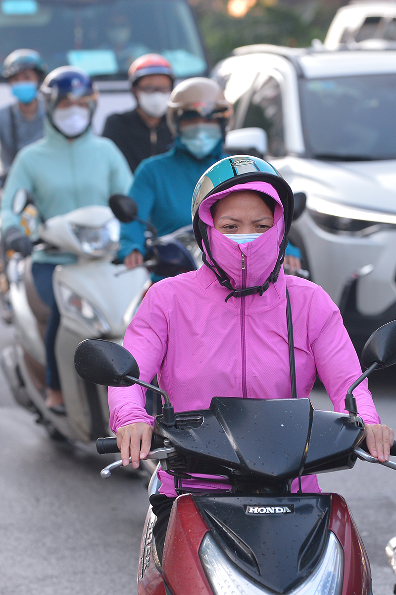 Người Hà Nội xúng xính áo khoác mùa đông trong gió heo may - Ảnh 2.