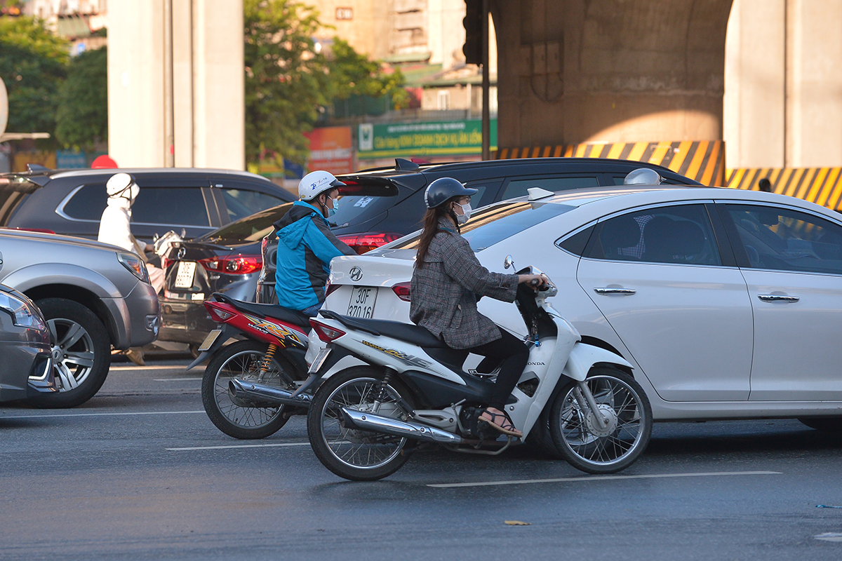 Người Hà Nội xúng xính áo khoác mùa đông trong gió heo may - Ảnh 4.