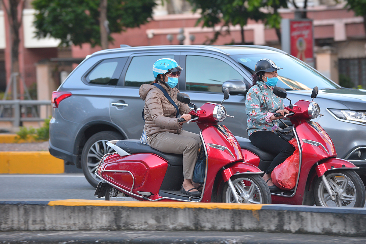 Người Hà Nội xúng xính áo khoác mùa đông trong gió heo may - Ảnh 7.