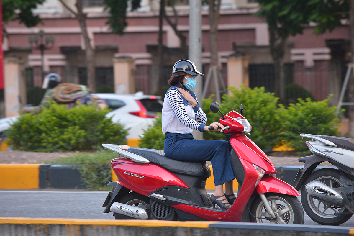 Người Hà Nội xúng xính áo khoác mùa đông trong gió heo may - Ảnh 12.