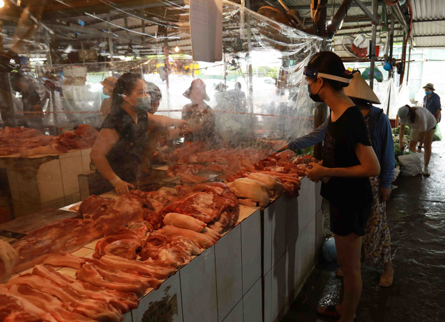 Giá lợn hơi chạm đáy, thịt lợn ở chợ và siêu thị vẫn 'đứng im' - Ảnh 3.