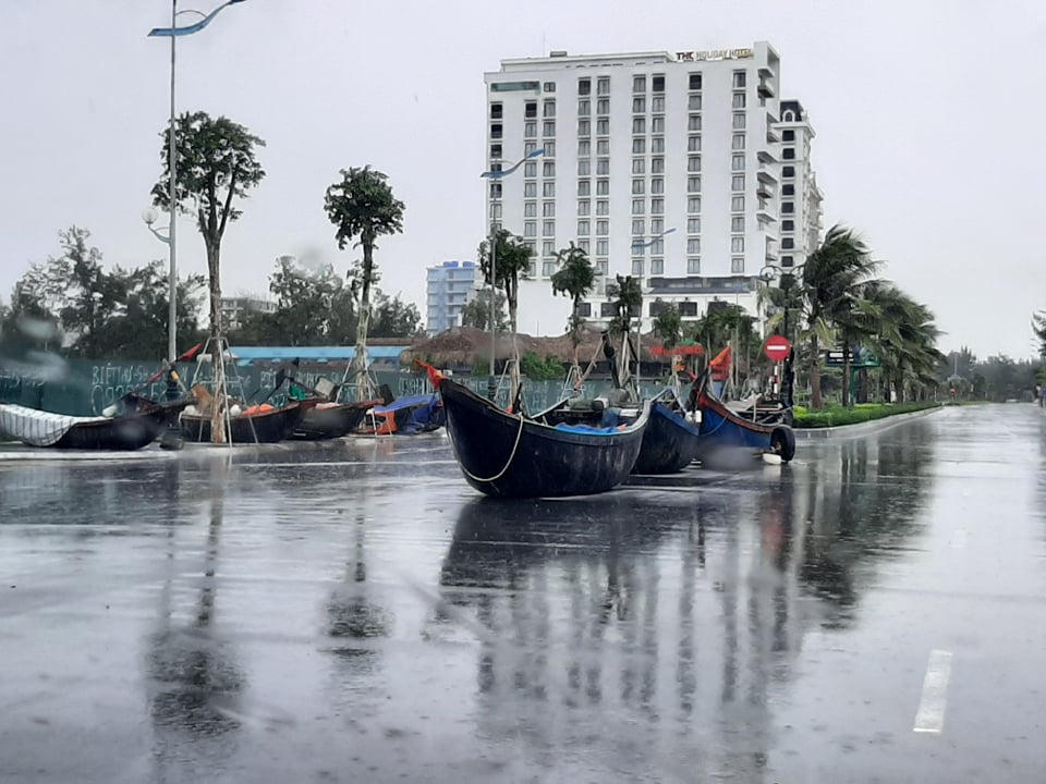 Ngư dân Sầm Sơn đưa thuyền lên đường phố tránh bão - Ảnh 4.