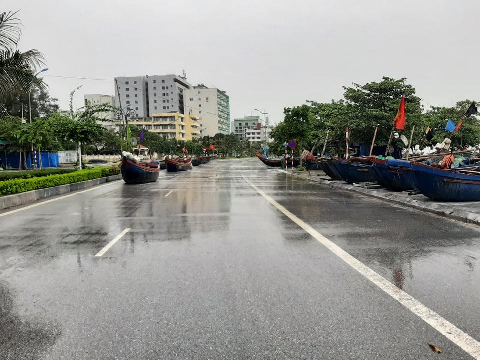 Ngư dân Sầm Sơn đưa thuyền lên đường phố tránh bão - Ảnh 2.