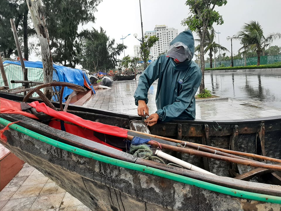 Ngư dân Sầm Sơn đưa thuyền lên đường phố tránh bão - Ảnh 5.