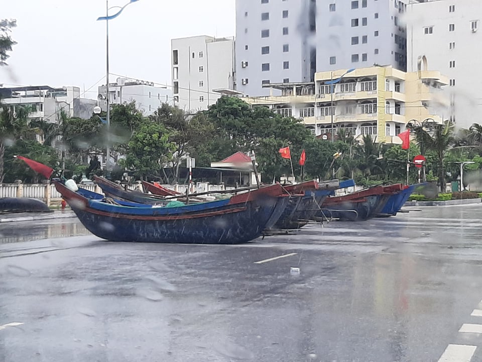 Ngư dân Sầm Sơn đưa thuyền lên đường phố tránh bão - Ảnh 3.