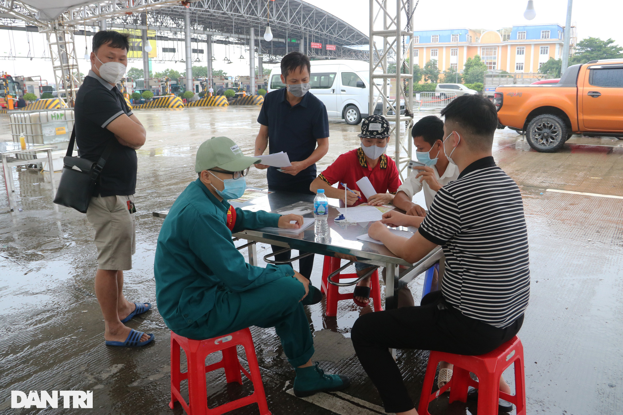 Hà Nội: Đội mưa làm thủ tục qua chốt cửa ngõ, nhiều người phải quay đầu - Ảnh 6.