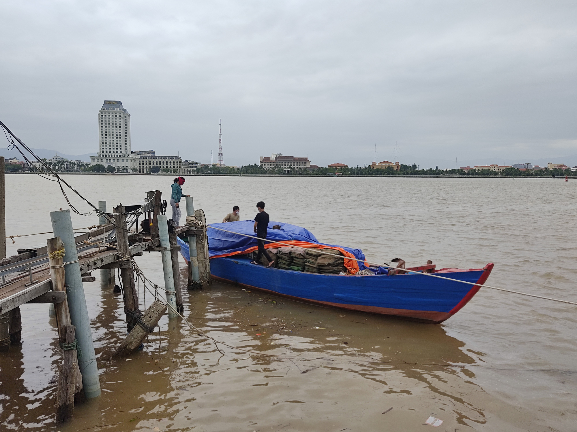 Ngư dân Quảng Bình cẩu thuyền lên bờ, đưa tàu vào tránh trú tránh bão Kompasu - Ảnh 3.