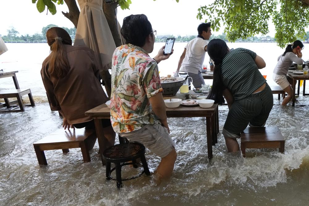 Lụt lội dâng đến bắp chân, người dân vẫn kéo nhau ra ngồi ăn lẩu - Ảnh 5.