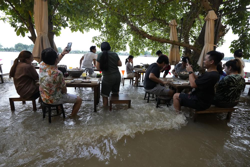 Lụt lội dâng đến bắp chân, người dân vẫn kéo nhau ra ngồi ăn lẩu - Ảnh 7.