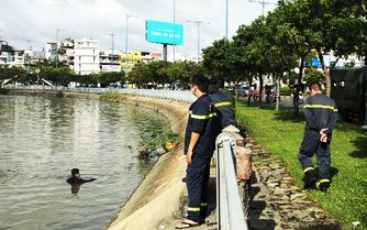 Cảnh sát lặn tìm thi thể người dưới kênh Tàu Hủ