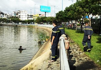 Cảnh sát lặn tìm thi thể người dưới kênh Tàu Hủ - Ảnh 2.