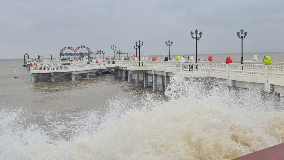 Thanh Hóa: Mưa lớn, những con sóng cao hơn 4m liên tiếp dội vào bờ - Ảnh 7.