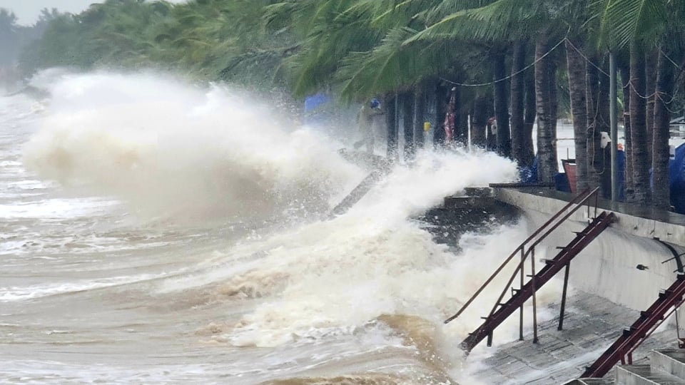 Thanh Hóa: Mưa lớn, những con sóng cao hơn 4m liên tiếp dội vào bờ - Ảnh 5.