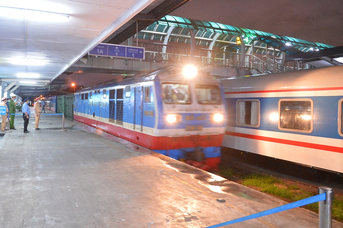 Hình ảnh chuyến tàu khách Bắc Nam đầu tiên về ga Hà Nội sau nhiều ngày gián đoạn - Ảnh 1.