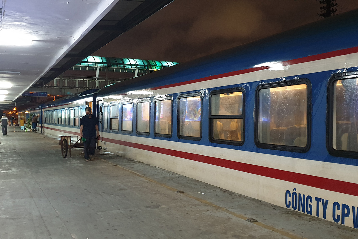 Hình ảnh chuyến tàu khách Bắc Nam đầu tiên về ga Hà Nội sau nhiều ...