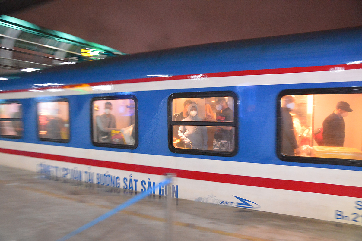 Hình ảnh chuyến tàu khách Bắc Nam đầu tiên về ga Hà Nội sau nhiều ...