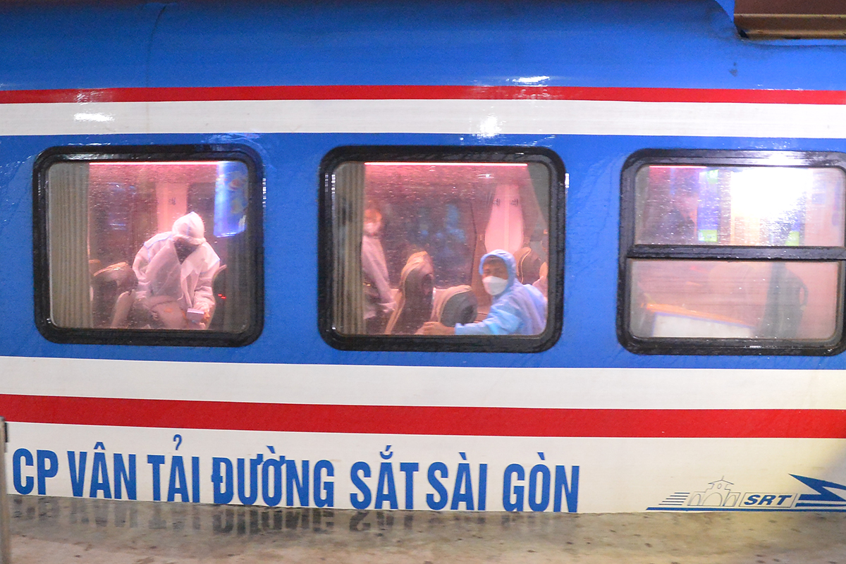 Hình ảnh chuyến tàu khách Bắc Nam đầu tiên về ga Hà Nội sau nhiều ngày gián đoạn - Ảnh 4.