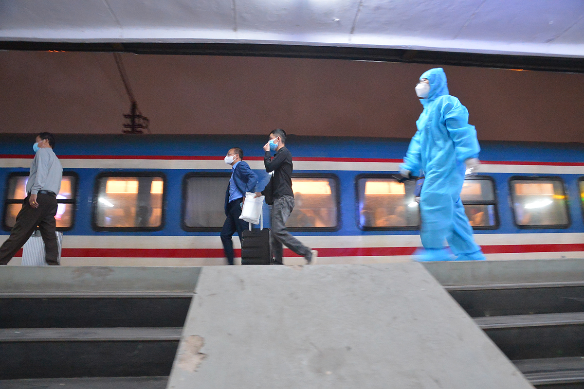 Hình ảnh chuyến tàu khách Bắc Nam đầu tiên về ga Hà Nội sau nhiều ngày gián đoạn - Ảnh 3.
