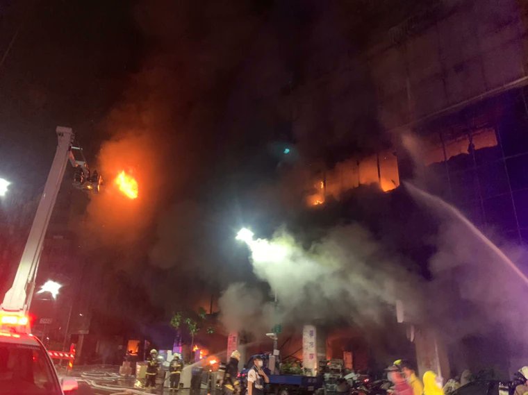 Khoảnh khắc &quot;biển lửa&quot; nhấn chìm chung cư khiến 46 người chết ở Đài Loan - Ảnh 2.
