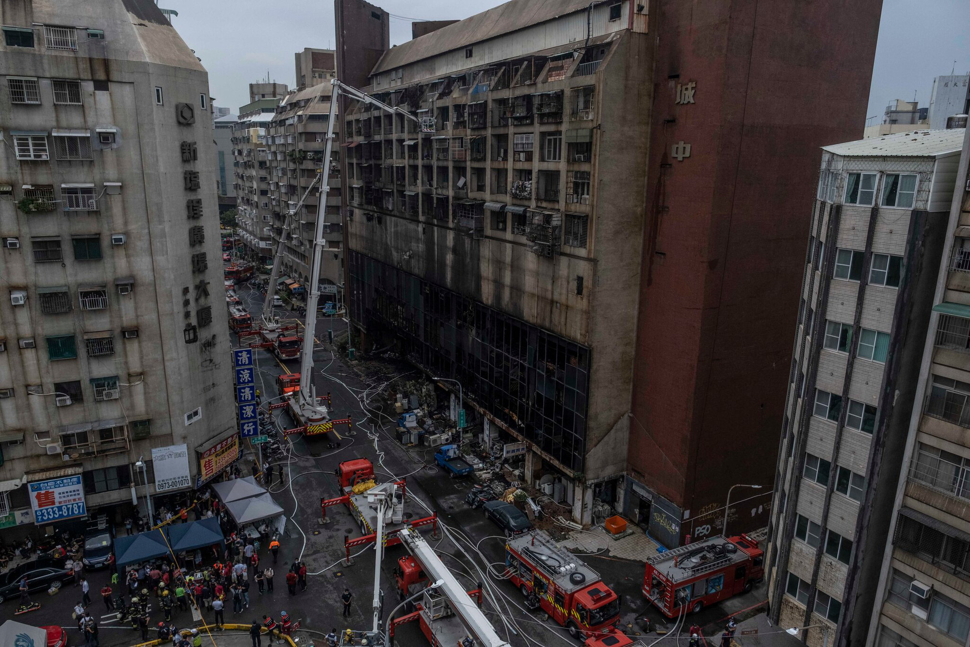 Khoảnh khắc &quot;biển lửa&quot; nhấn chìm chung cư khiến 46 người chết ở Đài Loan - Ảnh 5.