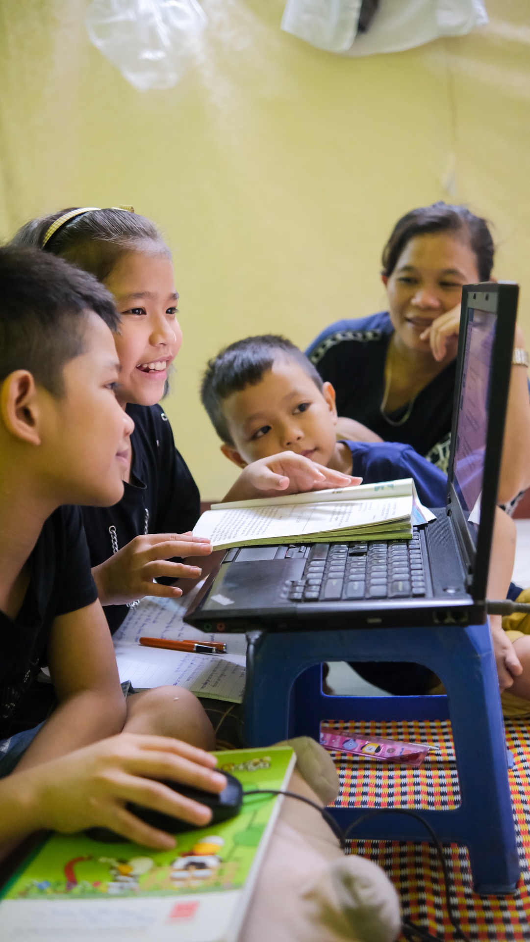 Chiếc laptop không hoàn hảo giúp trẻ em nghèo học online - Ảnh 2.